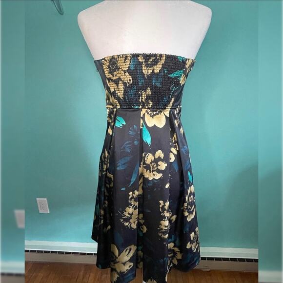 Guess strapless black formal dress in size 7 - Picture 2 of 5